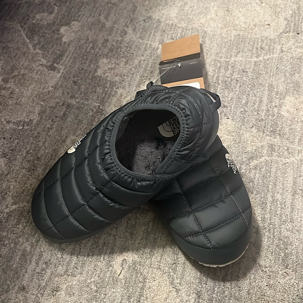 The North Face Women’s Fur Lined Thermoball Slippers Size 8 Brand new with tags